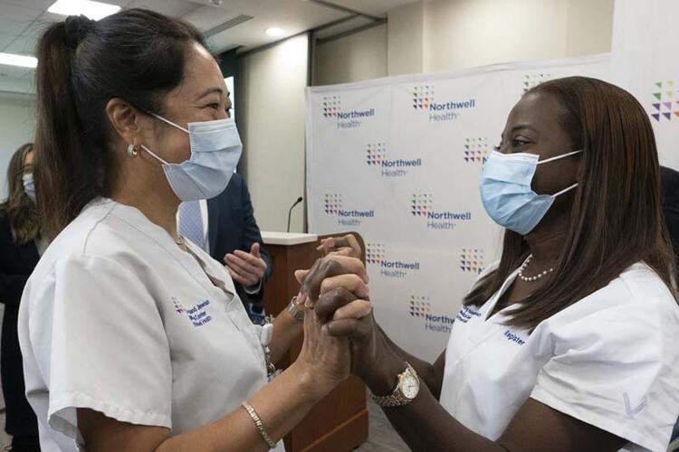 ABD'de ilk aşı New York'ta Sandra hemşireye